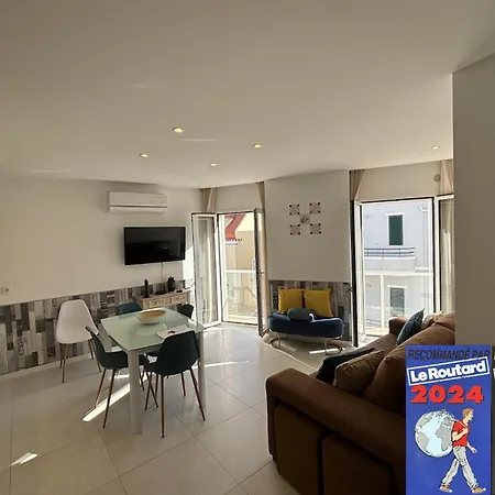 Hyper Centre, Beach 80M, Parking Available, Air Conditioning